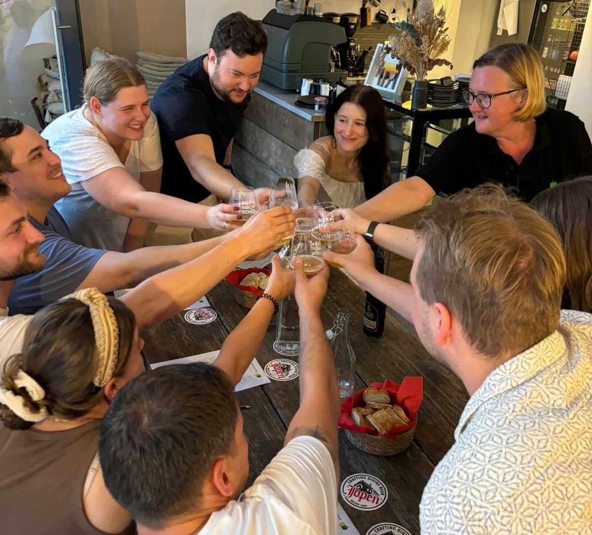 Prost beim Biertasting Biertasting Mainz